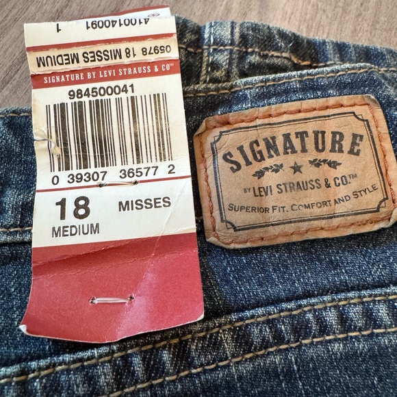 Women’s Signature by Levi Strauss Blue Bootcut Jeans - Picture 6 of 7
